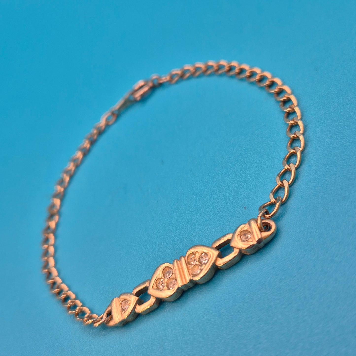 Elegantes Vintage-Armband mit Herz-Elementen und funkelnden Schmucksteinen