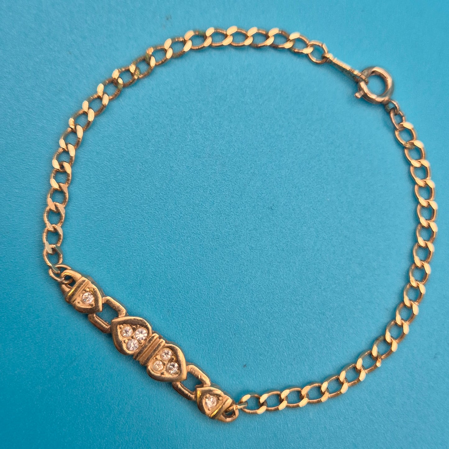 Elegantes Vintage-Armband mit Herz-Elementen und funkelnden Schmucksteinen
