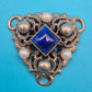 Vintage Brosche mit tiefblauem Stein & Perlen Akzenten im Ornament-Stil