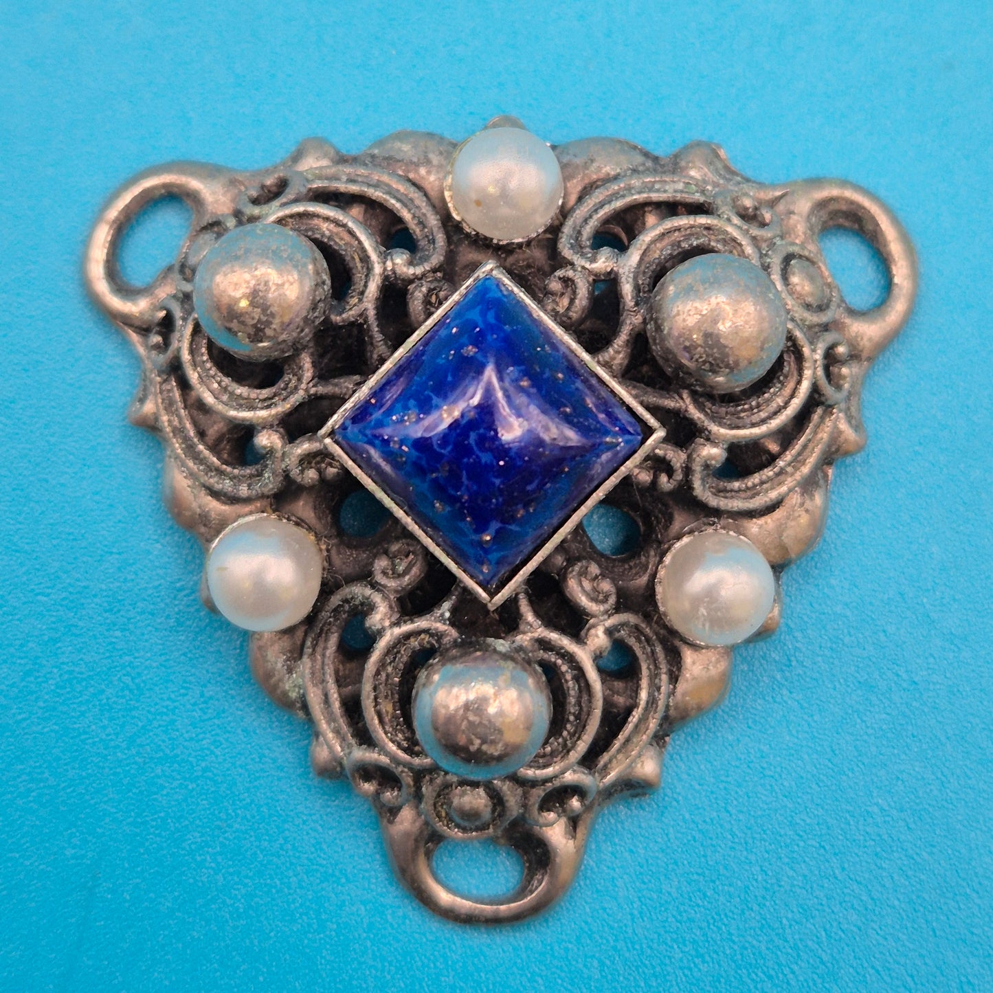 Vintage Brosche mit tiefblauem Stein & Perlen Akzenten im Ornament-Stil