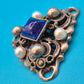 Vintage Brosche mit tiefblauem Stein & Perlen Akzenten im Ornament-Stil
