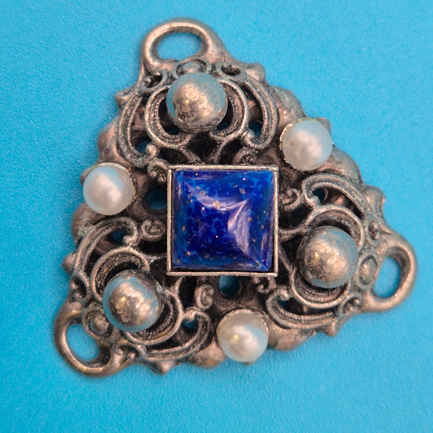 Vintage Brosche mit tiefblauem Stein & Perlen Akzenten im Ornament-Stil