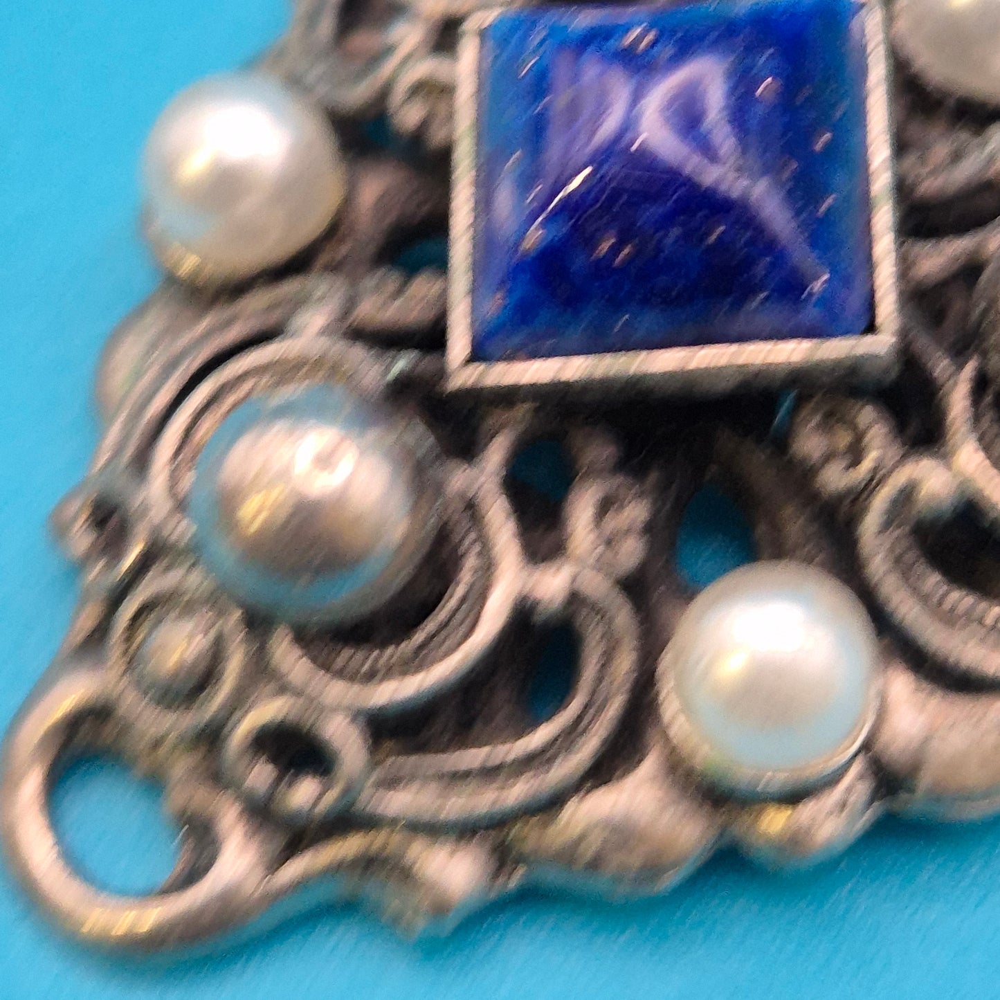 Vintage Brosche mit tiefblauem Stein & Perlen Akzenten im Ornament-Stil