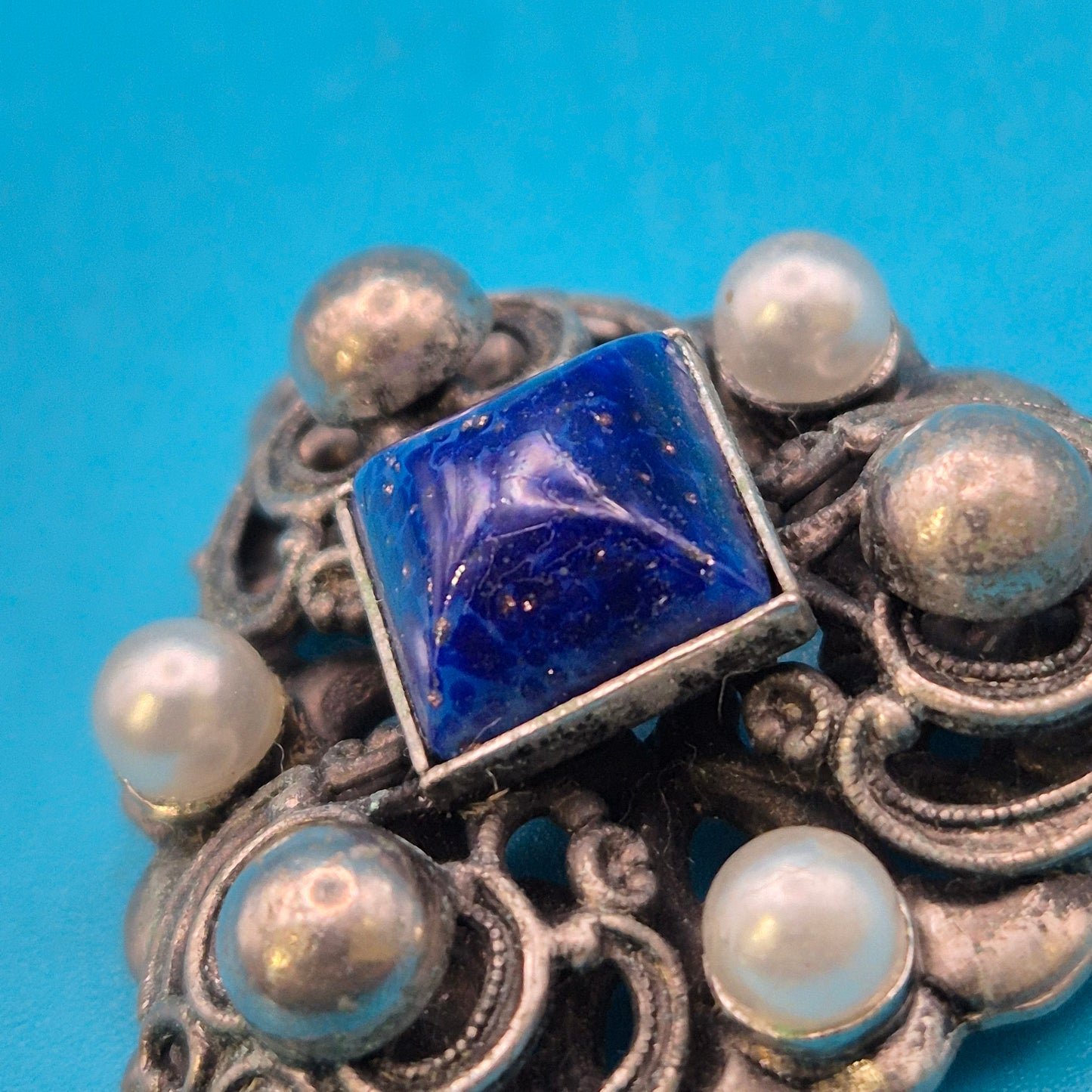 Vintage Brosche mit tiefblauem Stein & Perlen Akzenten im Ornament-Stil