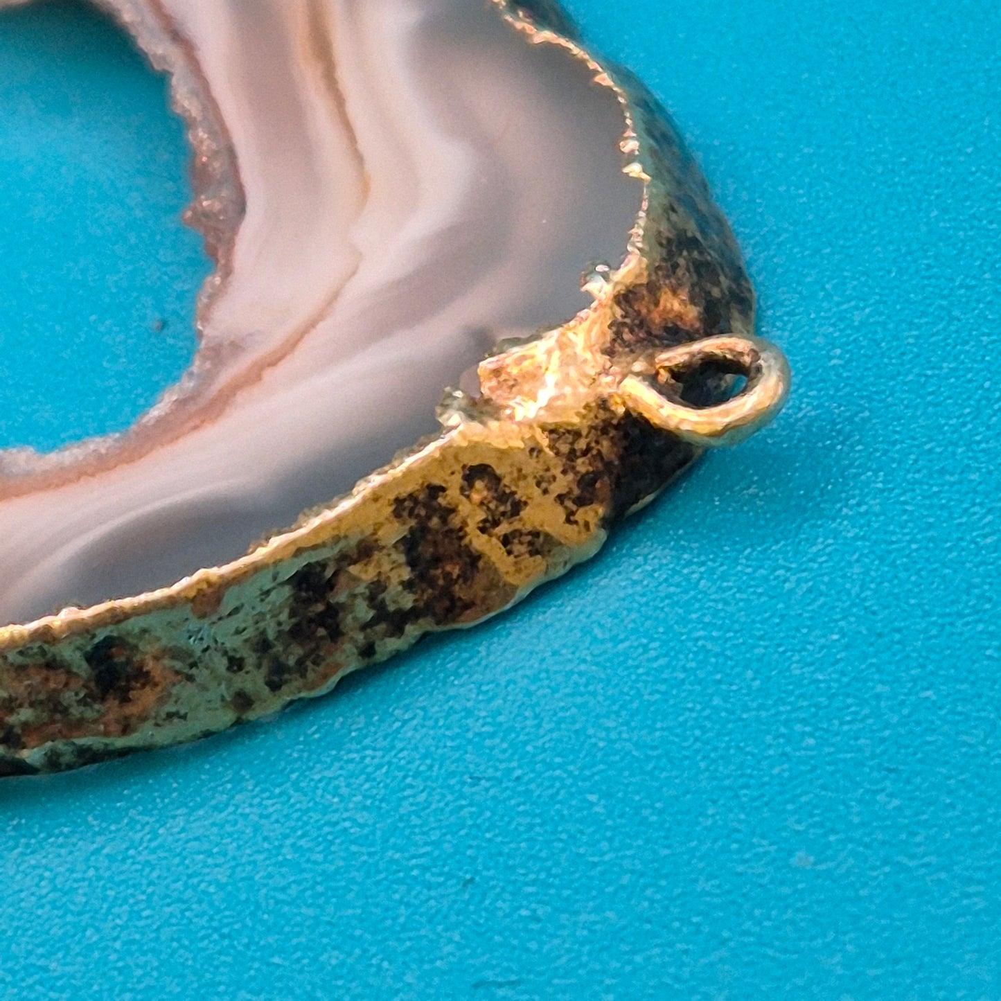Wunderschöner Achat-Geoden Anhänger mit goldfarbenem Rand