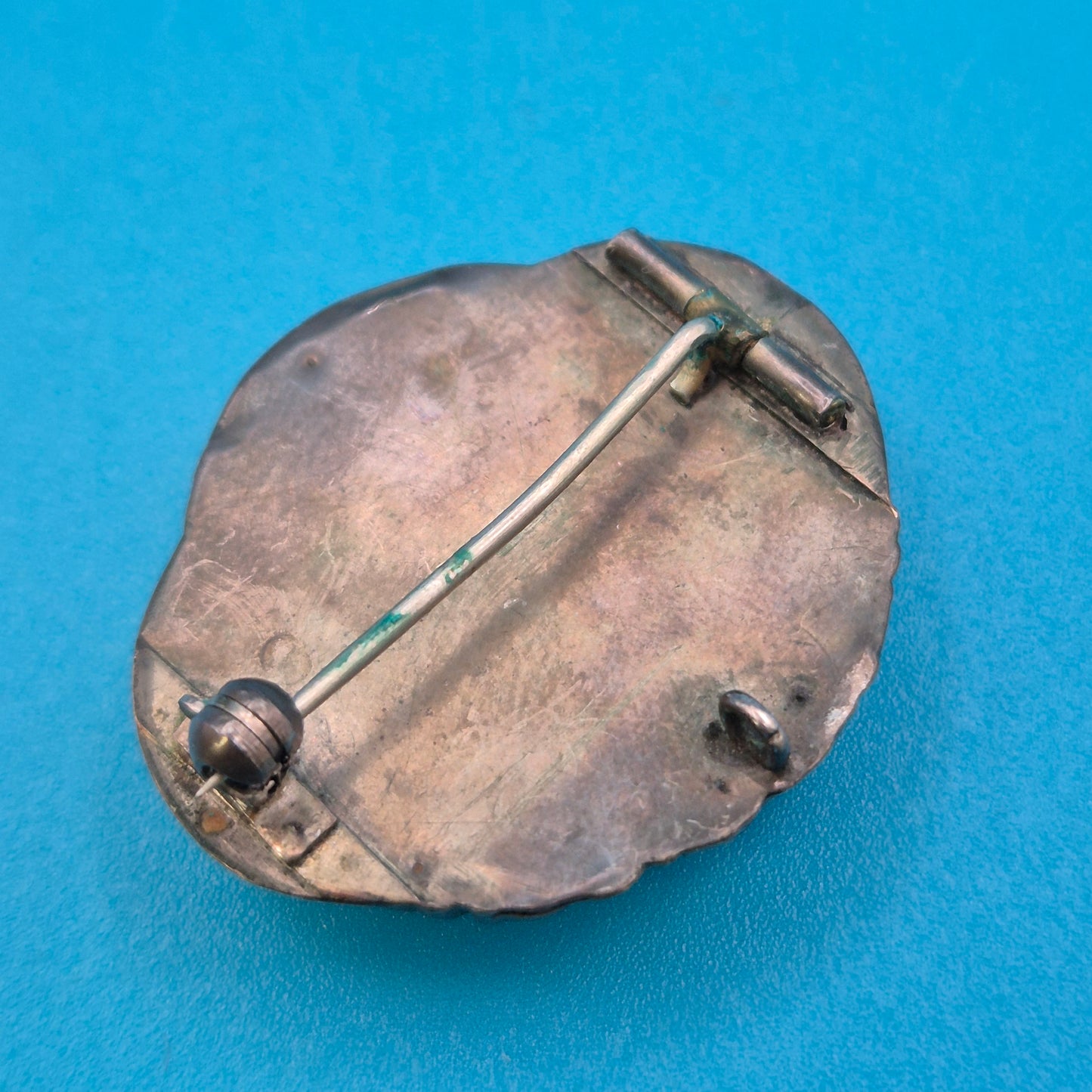 Antike florale Brosche aus Metall im Vintage-Design