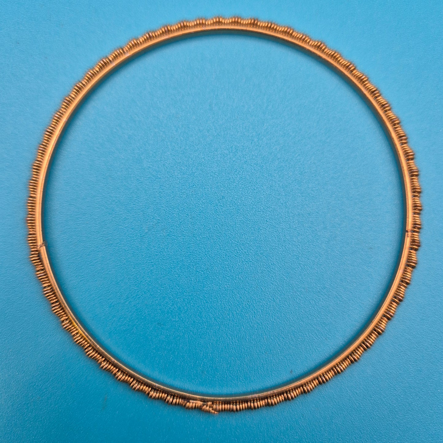 Filigraner Vintage Armreif aus gewickeltem Golddraht