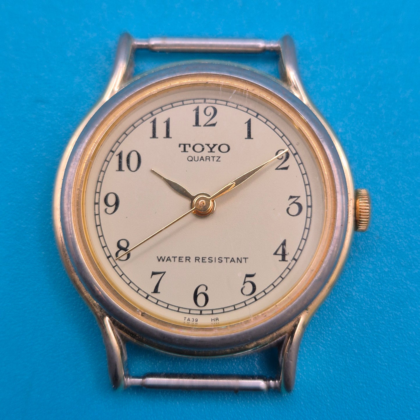 Vintage TOYO Quartz Armbanduhr mit weißem Zifferblatt und arabischen Ziffern