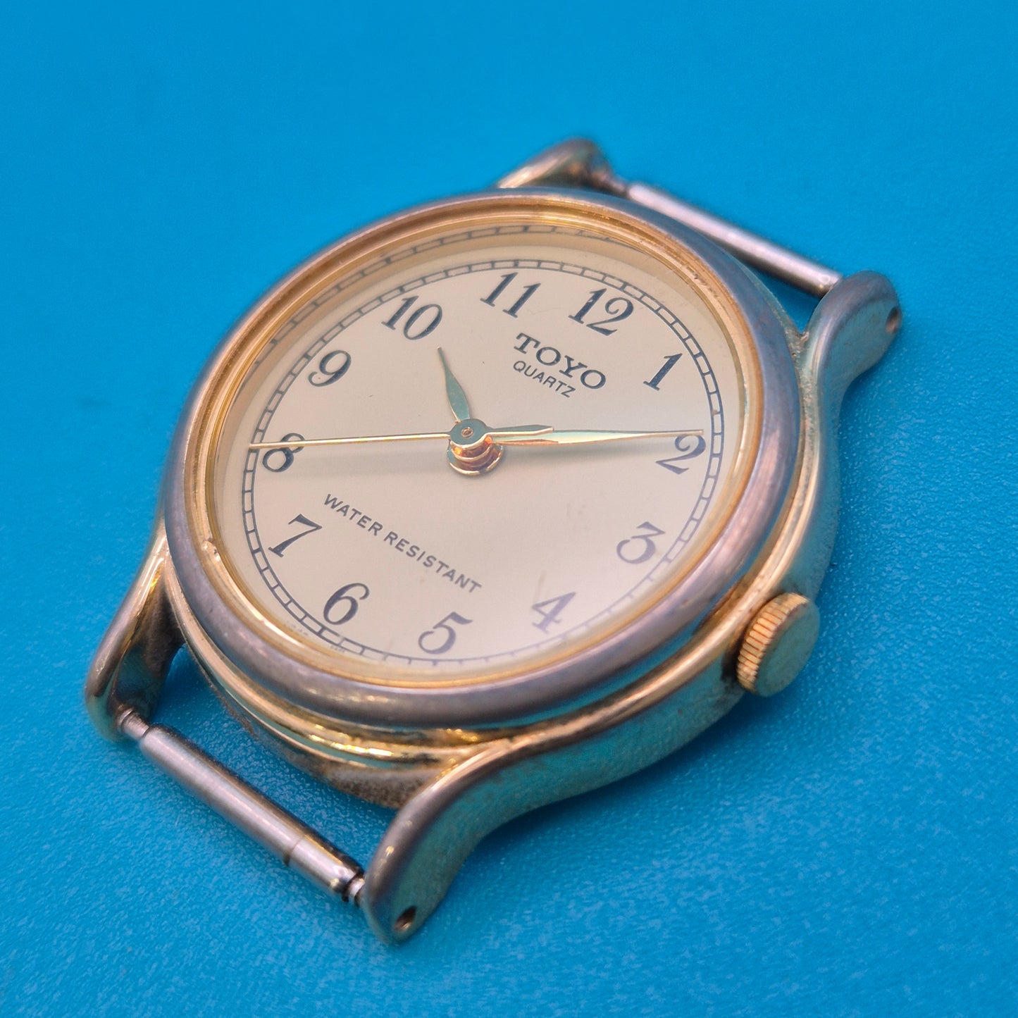 Vintage TOYO Quartz Armbanduhr mit weißem Zifferblatt und arabischen Ziffern