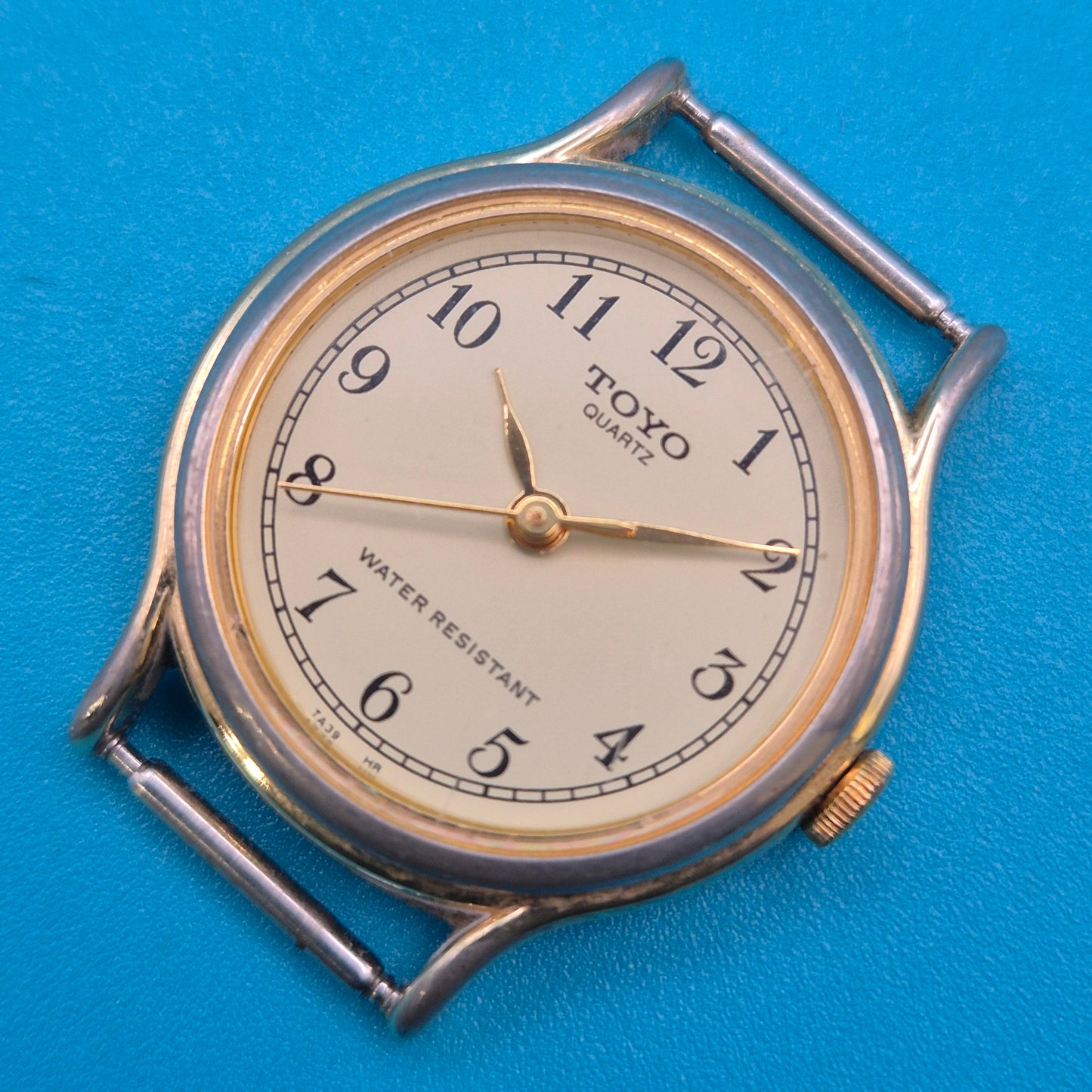 Vintage TOYO Quartz Armbanduhr mit weißem Zifferblatt und arabischen Ziffern