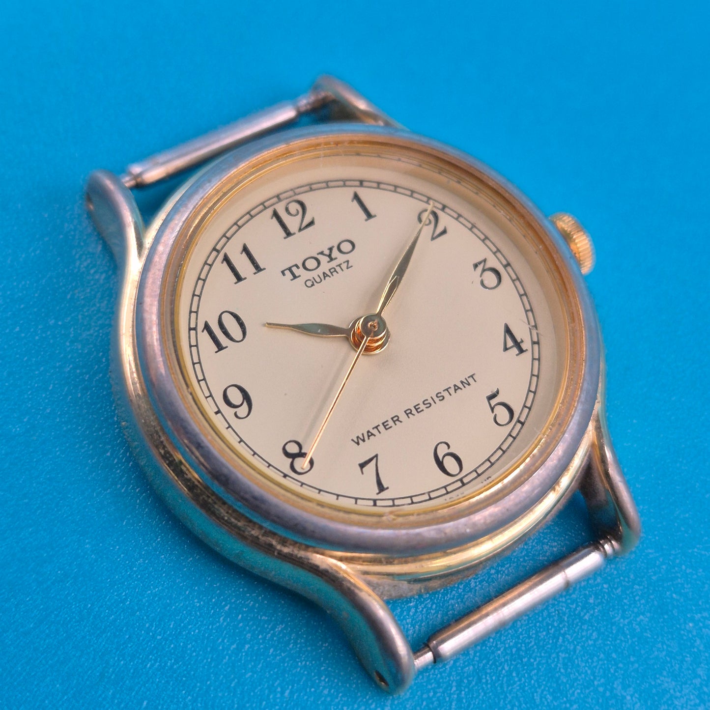 Vintage TOYO Quartz Armbanduhr mit weißem Zifferblatt und arabischen Ziffern