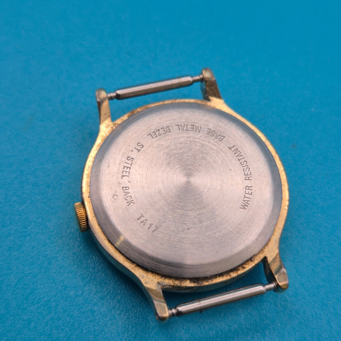 Vintage TOYO Quartz Armbanduhr mit weißem Zifferblatt und arabischen Ziffern