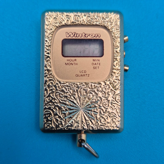 Vintage Wintron LCD Quarz Taschenuhr mit edler Ornament-Gravur goldfarben