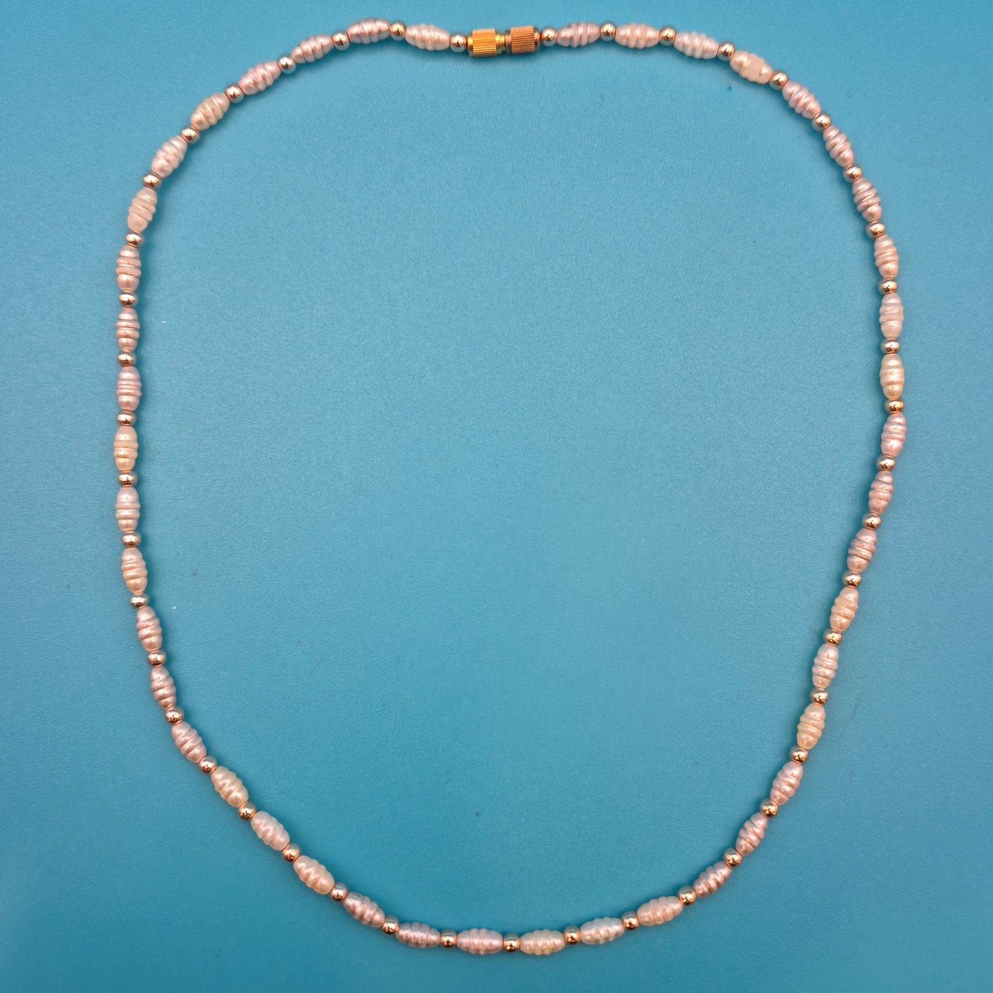 Klassische Perlenkette mit goldenen Zwischenelementen und Verschluss