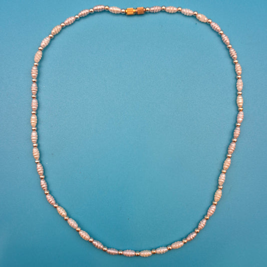 Klassische Perlenkette mit goldenen Zwischenelementen und Verschluss