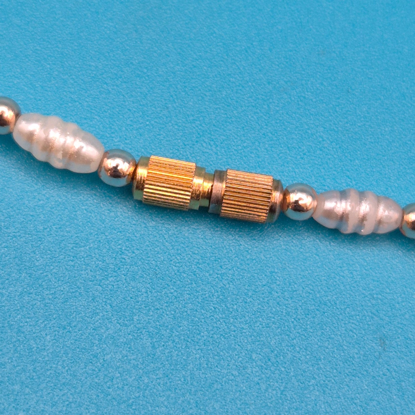 Klassische Perlenkette mit goldenen Zwischenelementen und Verschluss