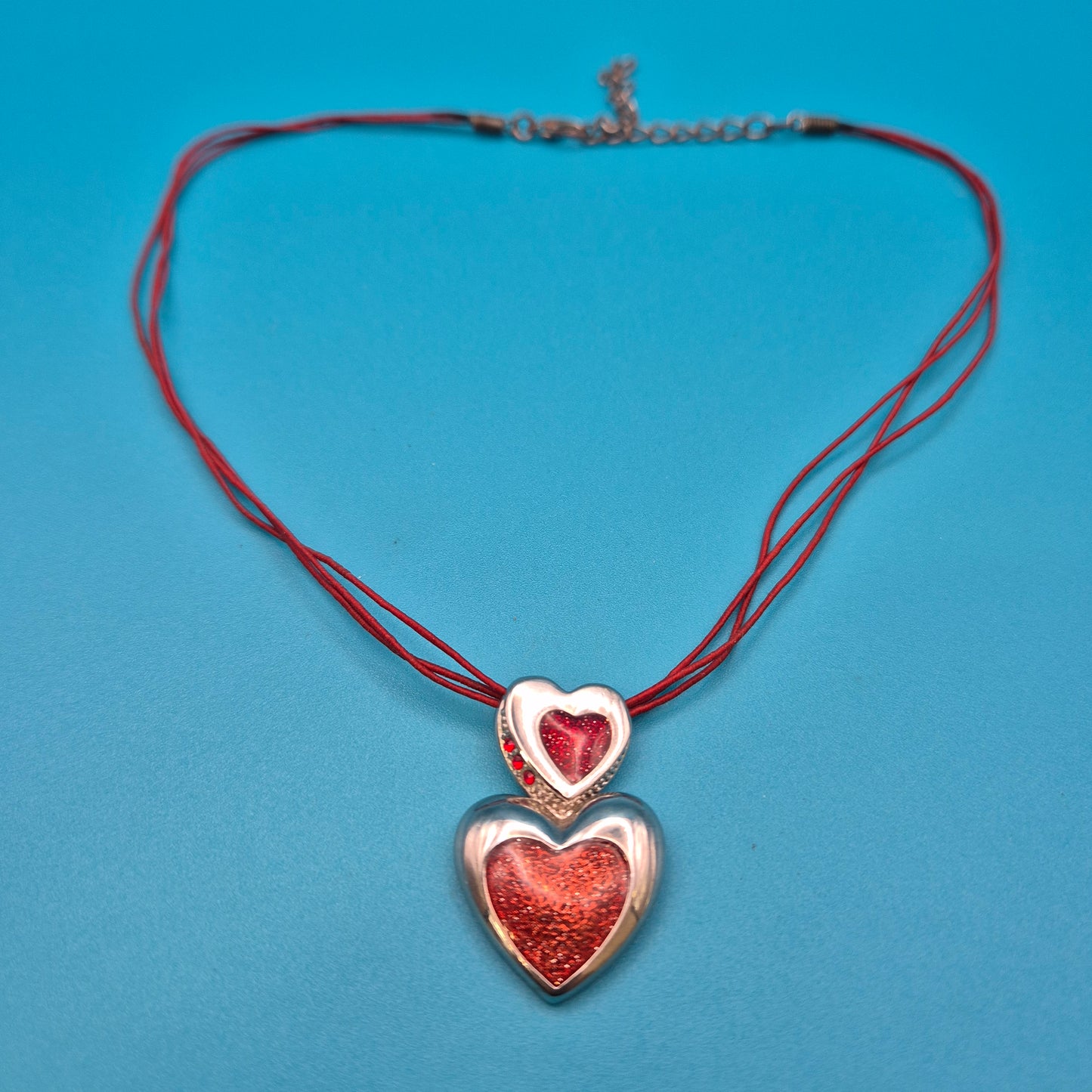 Vintage Doppel-Herz-Anhänger Kette in Rot und Silber Optik