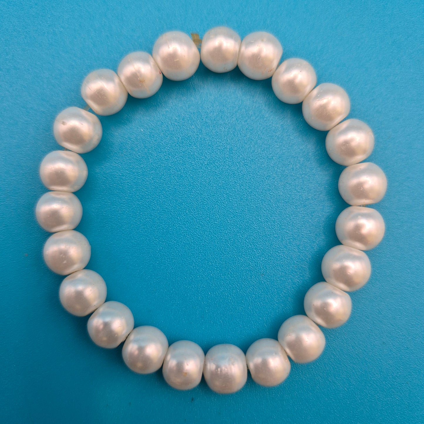 Klassisches Perlenarmband – Zeitlose Eleganz in Weiß