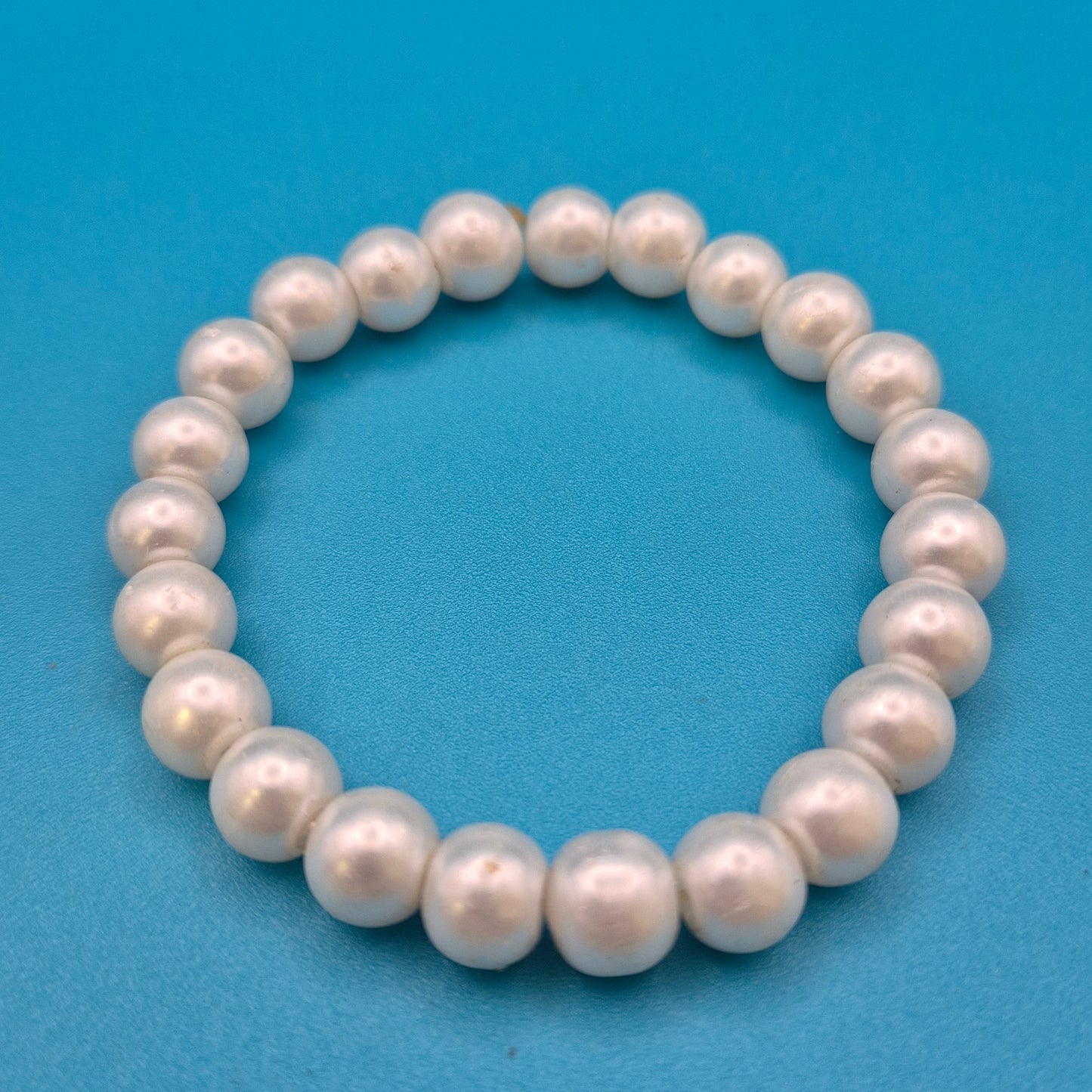 Klassisches Perlenarmband – Zeitlose Eleganz in Weiß