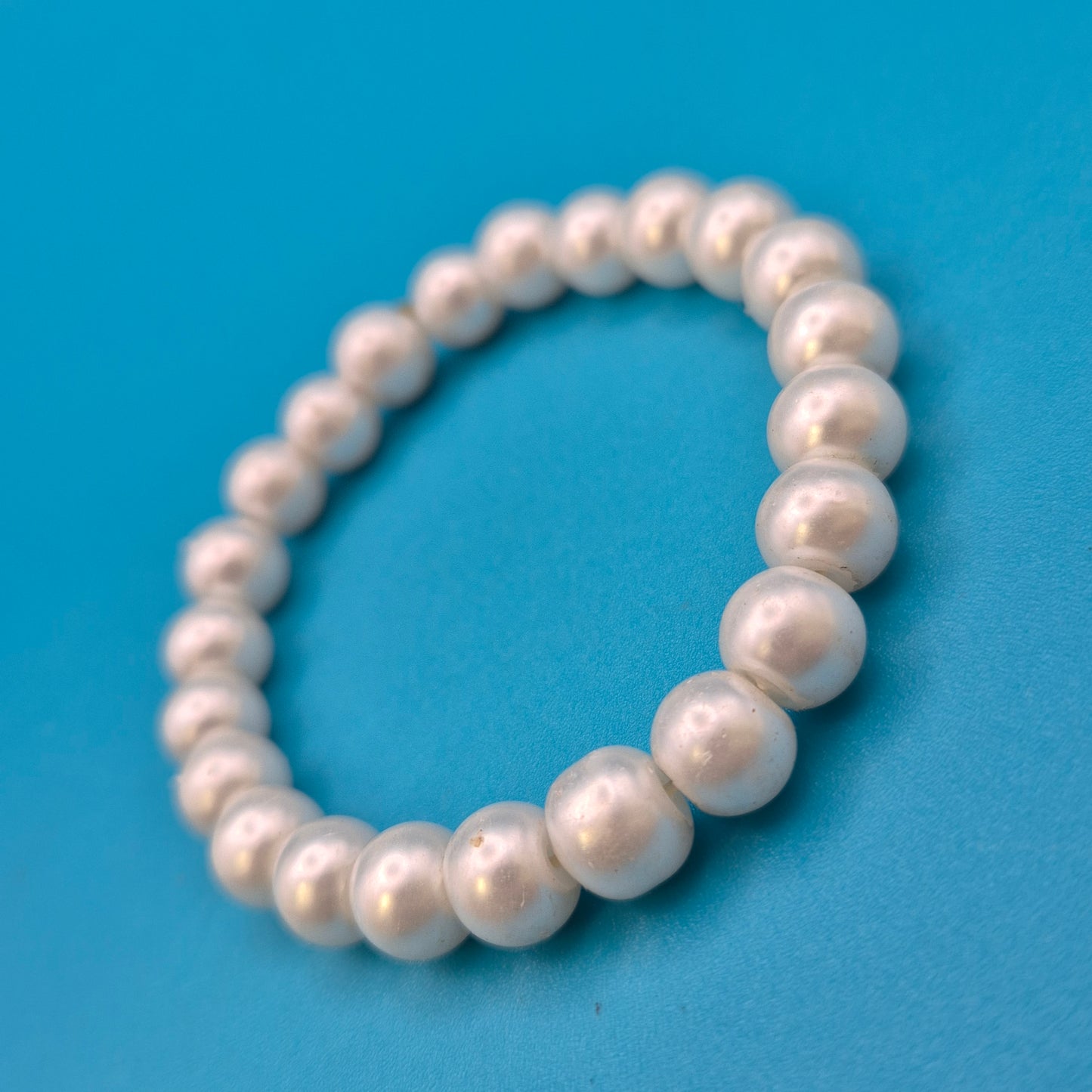 Klassisches Perlenarmband – Zeitlose Eleganz in Weiß