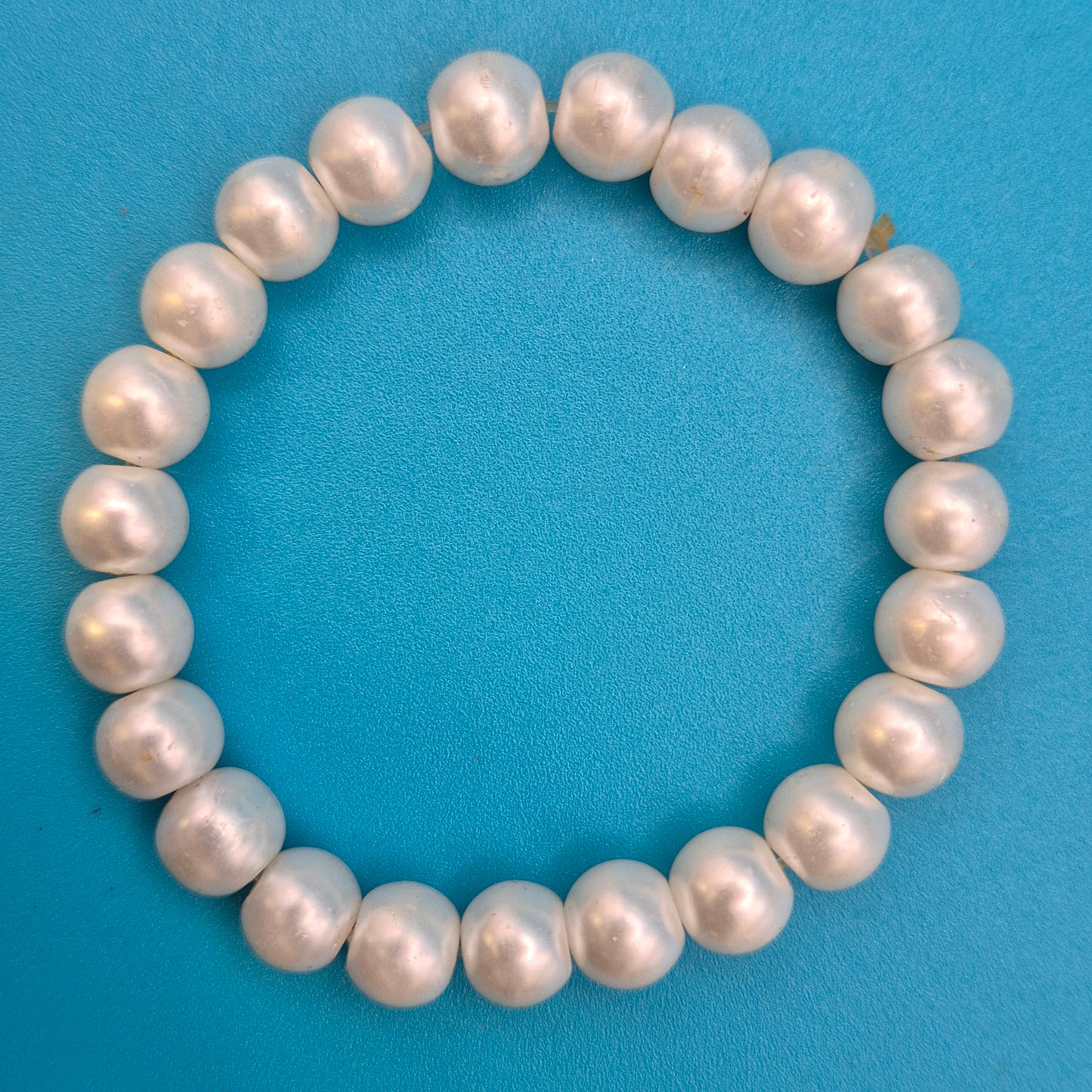 Klassisches Perlenarmband – Zeitlose Eleganz in Weiß