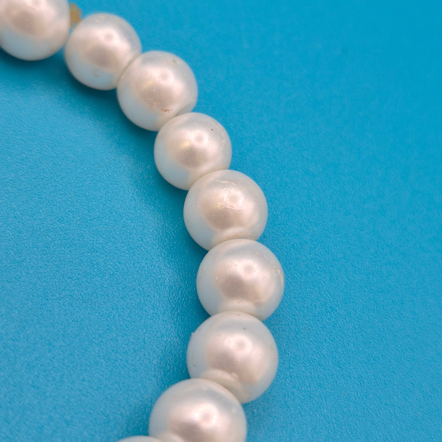 Klassisches Perlenarmband – Zeitlose Eleganz in Weiß