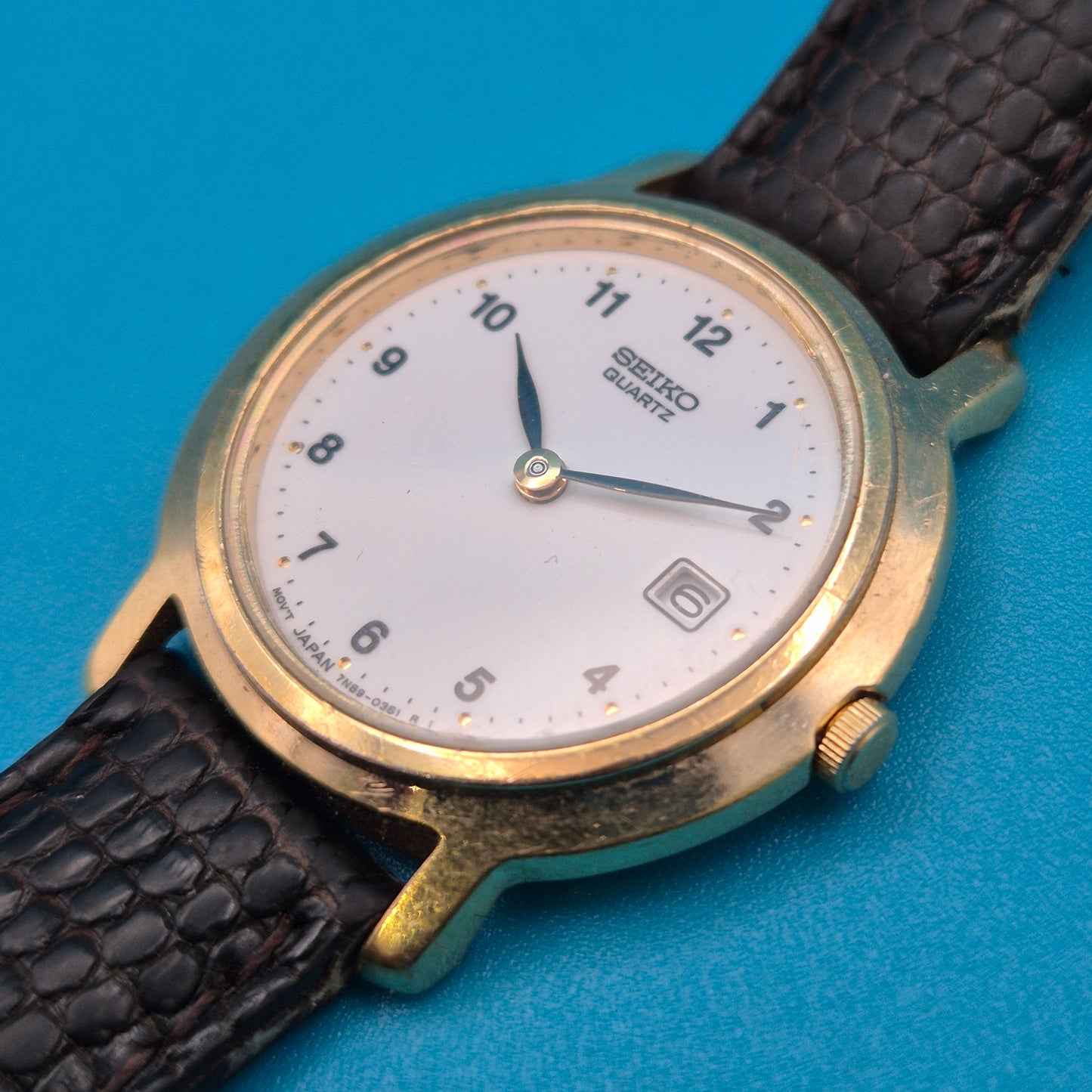 Vintage Seiko Quartz Armbanduhr mit Datumsanzeige und Lederarmband