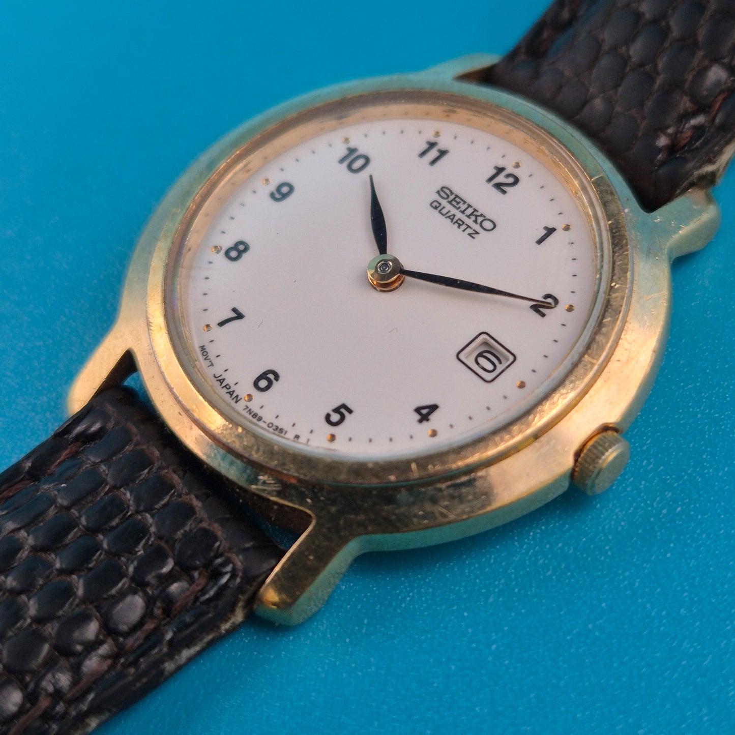 Vintage Seiko Quartz Armbanduhr mit Datumsanzeige und Lederarmband