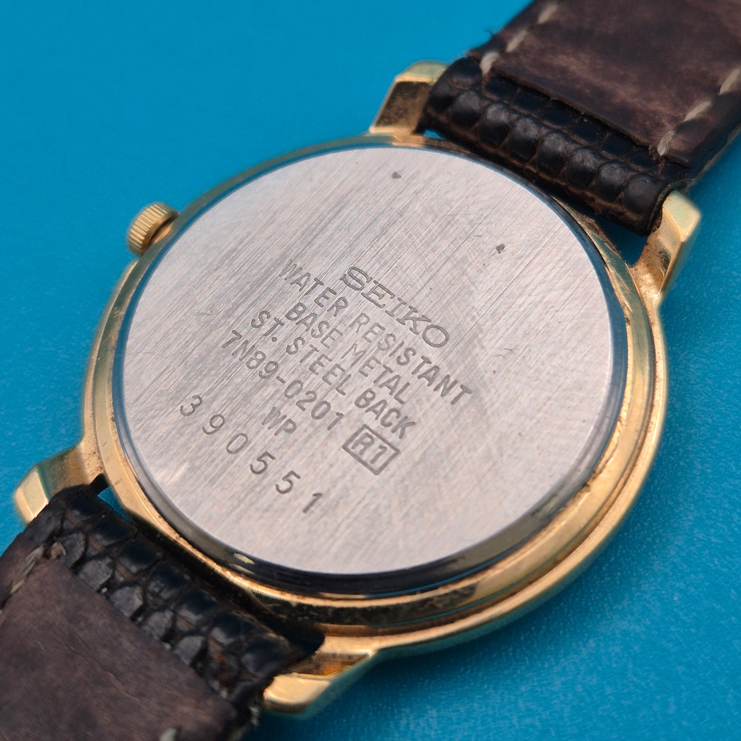 Vintage Seiko Quartz Armbanduhr mit Datumsanzeige und Lederarmband