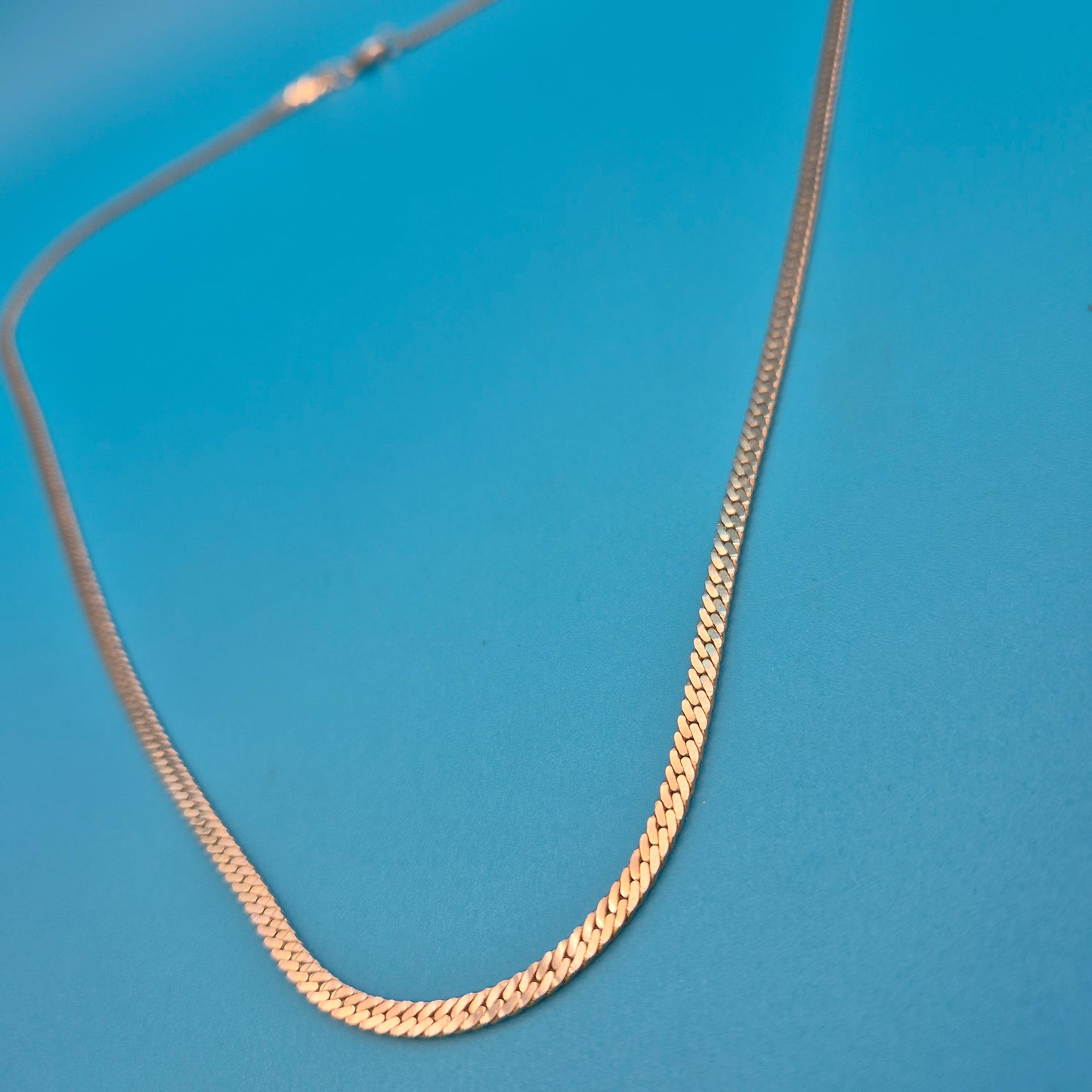 Elegante Vintage Fischgrätenkette Goldfarben Klassische Halskette