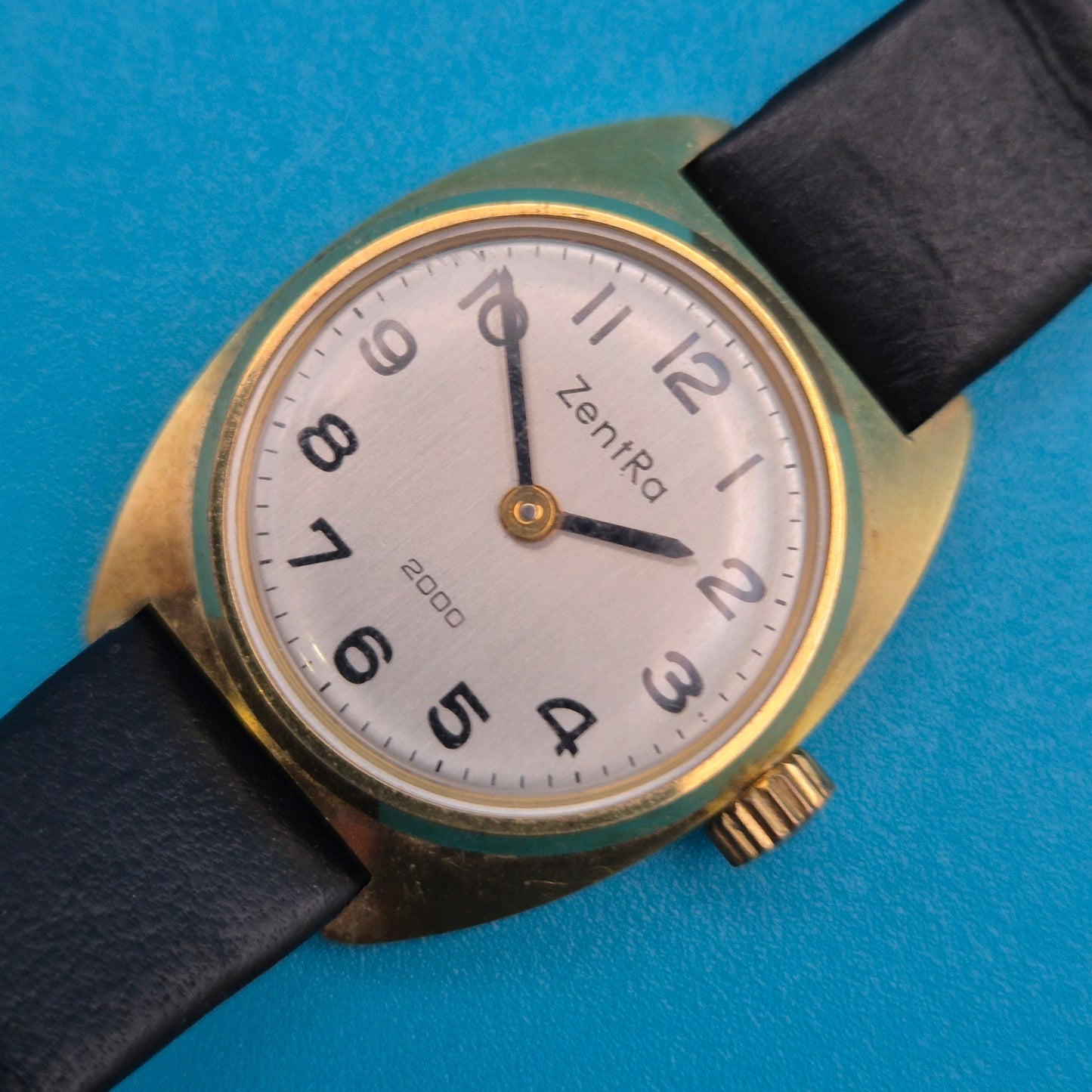 Vintage ZentRa 2000 Damenuhr Goldfarbenes Gehäuse mit Lederarmband