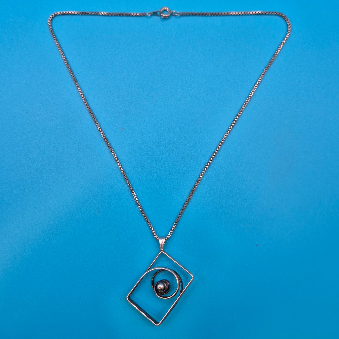 Vintage Silberkette mit modernistischem Spiral-Anhänger und Perle