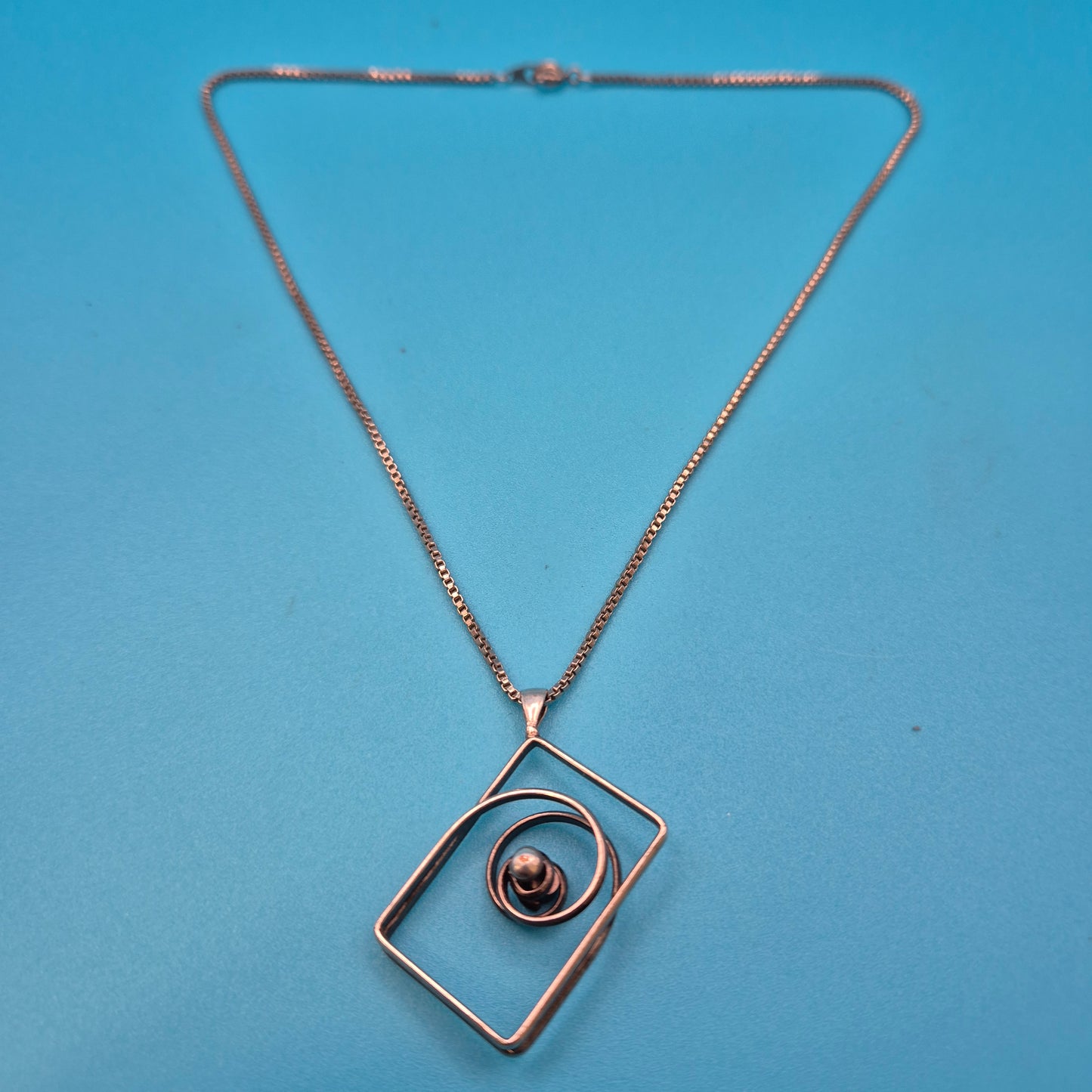 Vintage Silberkette mit modernistischem Spiral-Anhänger und Perle