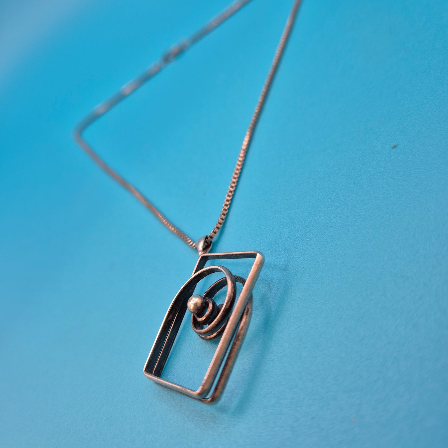 Vintage Silberkette mit modernistischem Spiral-Anhänger und Perle