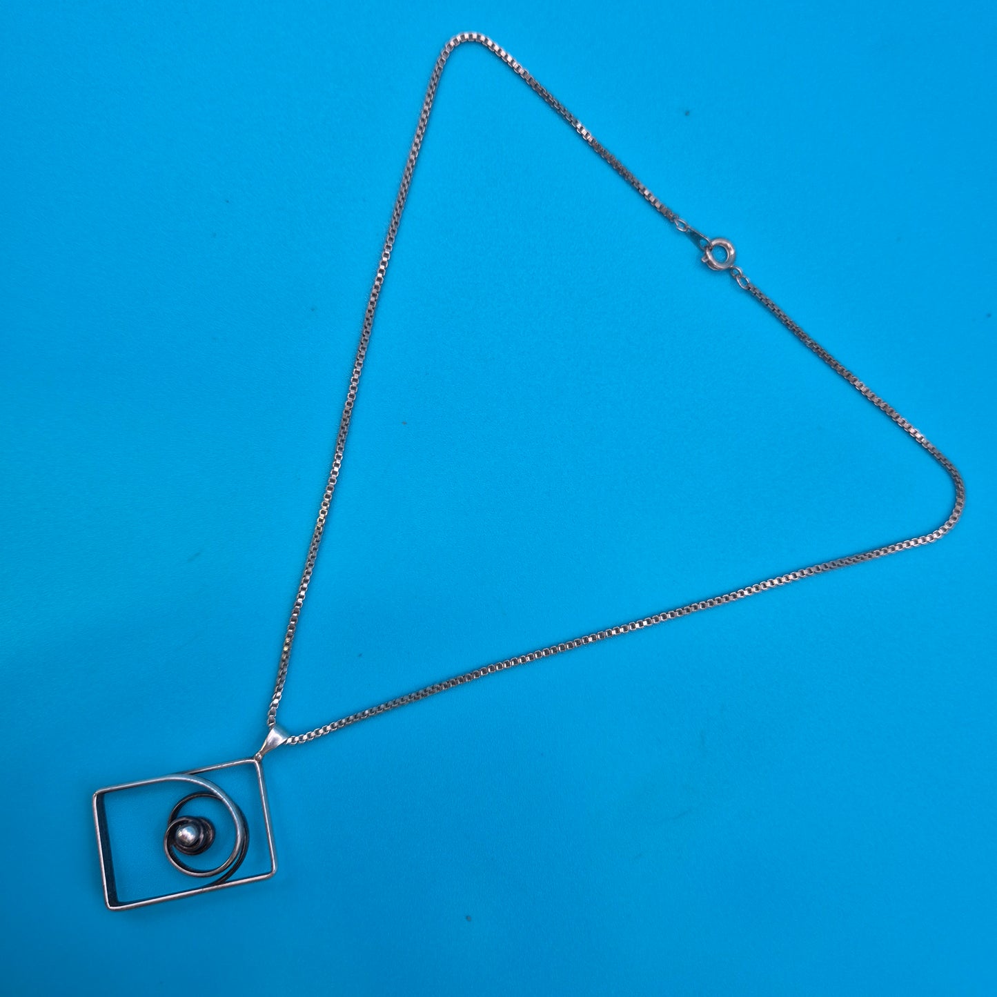 Vintage Silberkette mit modernistischem Spiral-Anhänger und Perle