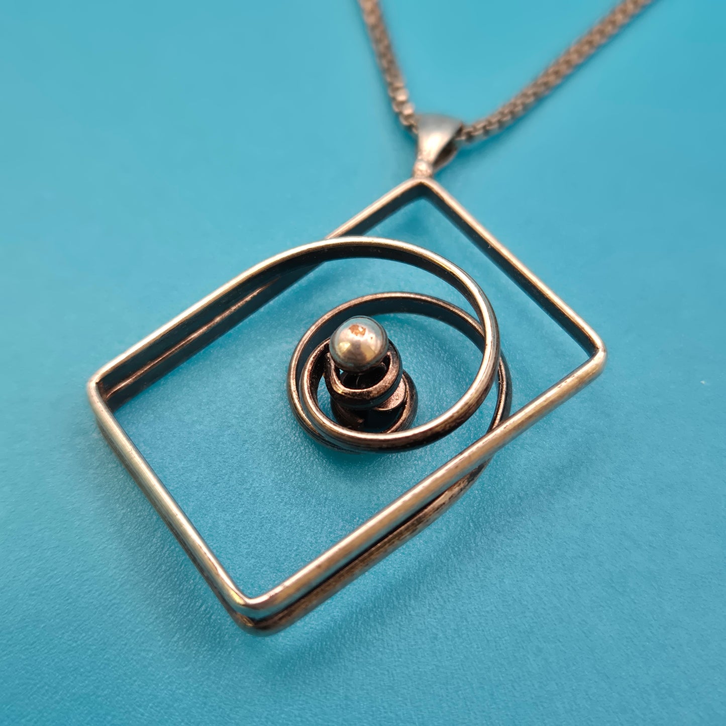 Vintage Silberkette mit modernistischem Spiral-Anhänger und Perle
