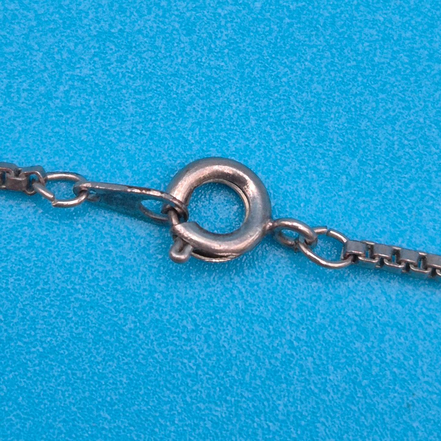 Vintage Silberkette mit modernistischem Spiral-Anhänger und Perle