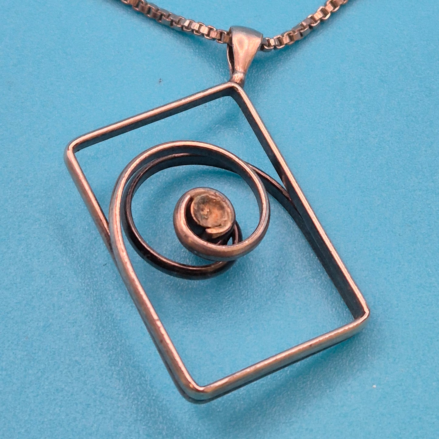 Vintage Silberkette mit modernistischem Spiral-Anhänger und Perle