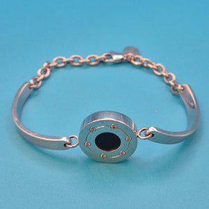 Elegantes Armband mit schwarzem Akzentstein und Zirkonia-Details