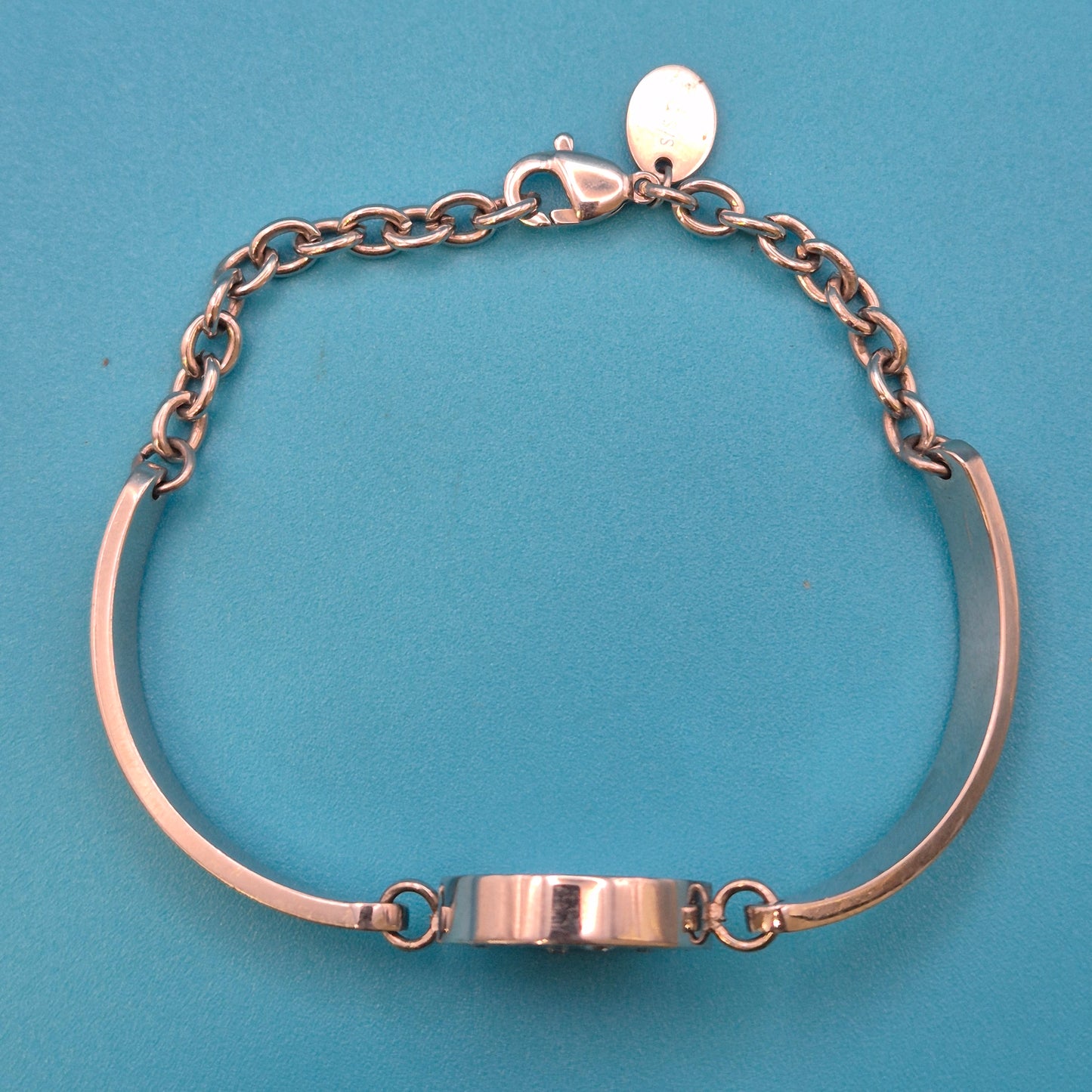 Elegantes Armband mit schwarzem Akzentstein und Zirkonia-Details