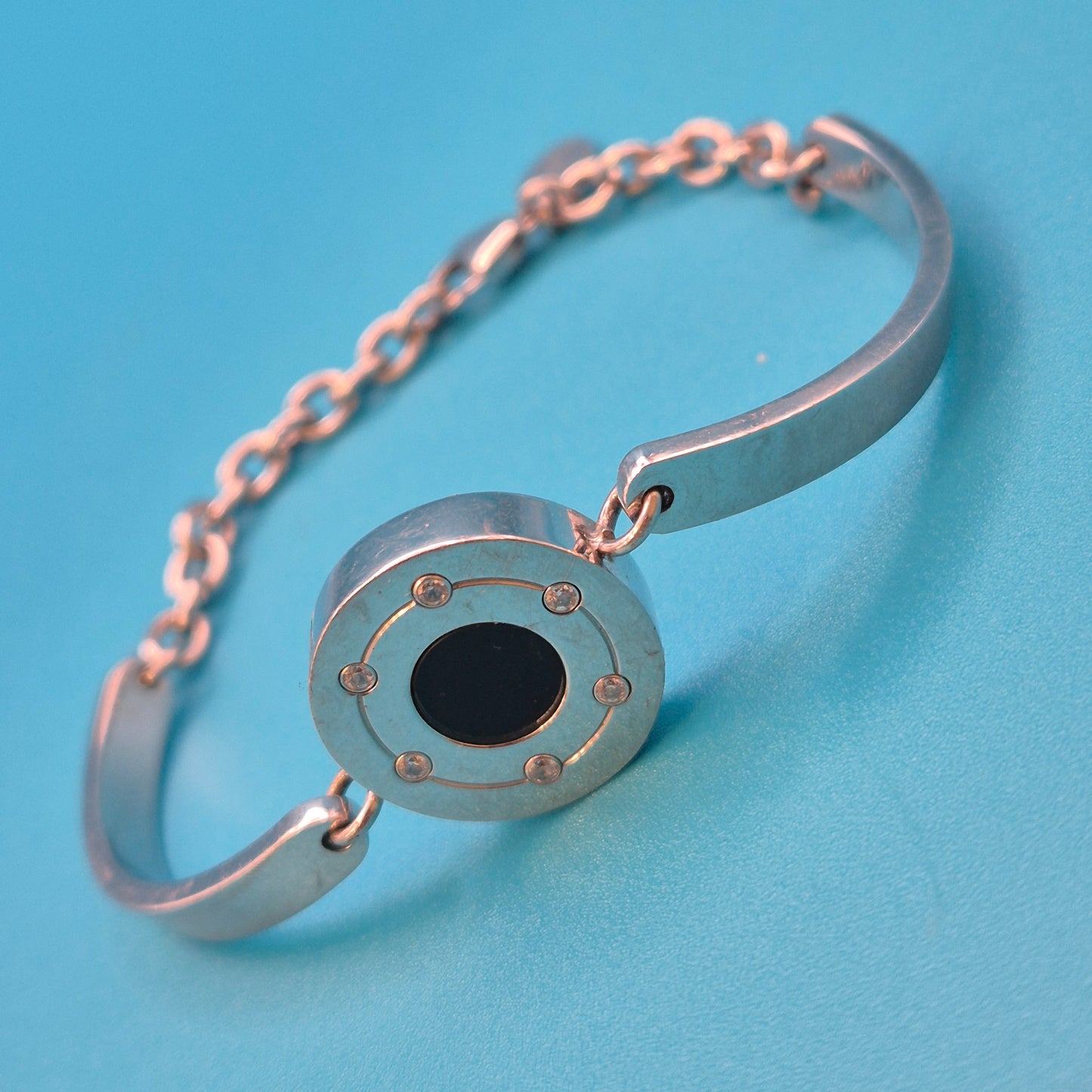 Elegantes Armband mit schwarzem Akzentstein und Zirkonia-Details