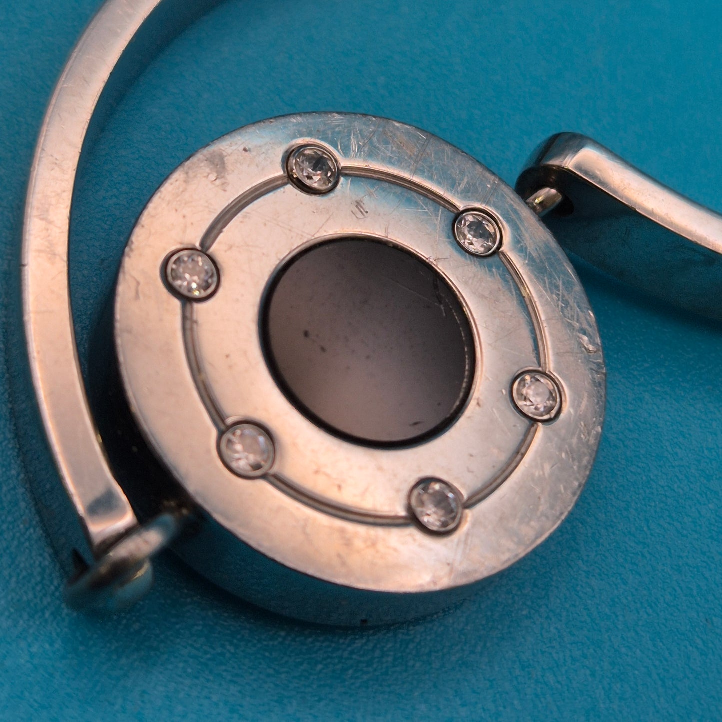 Elegantes Armband mit schwarzem Akzentstein und Zirkonia-Details