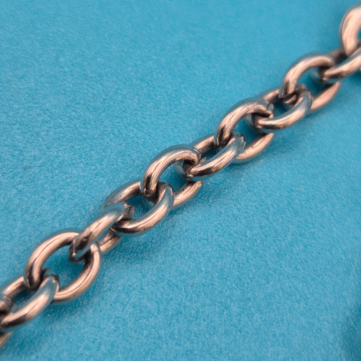 Elegantes Armband mit schwarzem Akzentstein und Zirkonia-Details