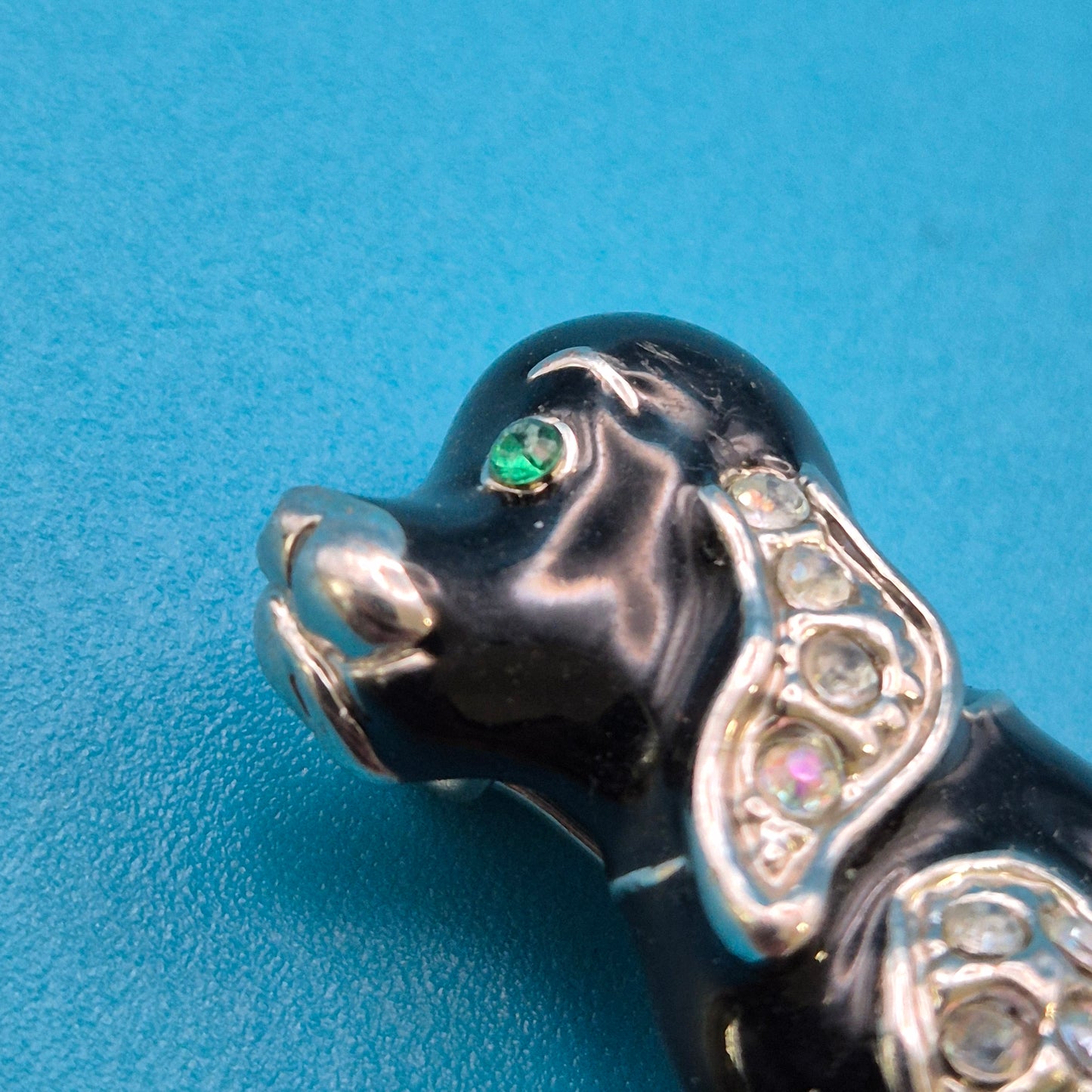 Vintage Hund Brosche Emaille Silberfarben mit funkelnden Strasssteinen