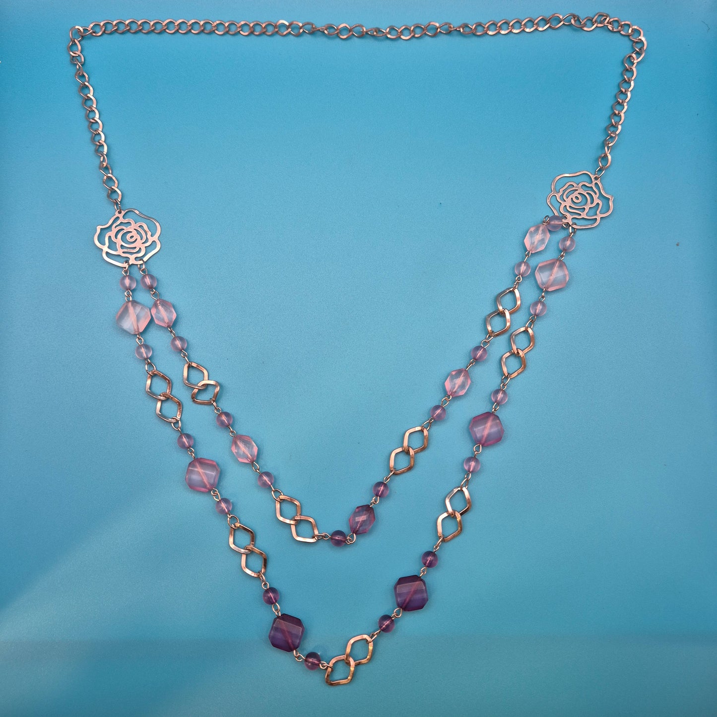 Romantische Vintage-Doppelkette mit Rosen-Applikationen und Violett-Akzenten