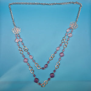 Romantische Vintage-Doppelkette mit Rosen-Applikationen und Violett-Akzenten