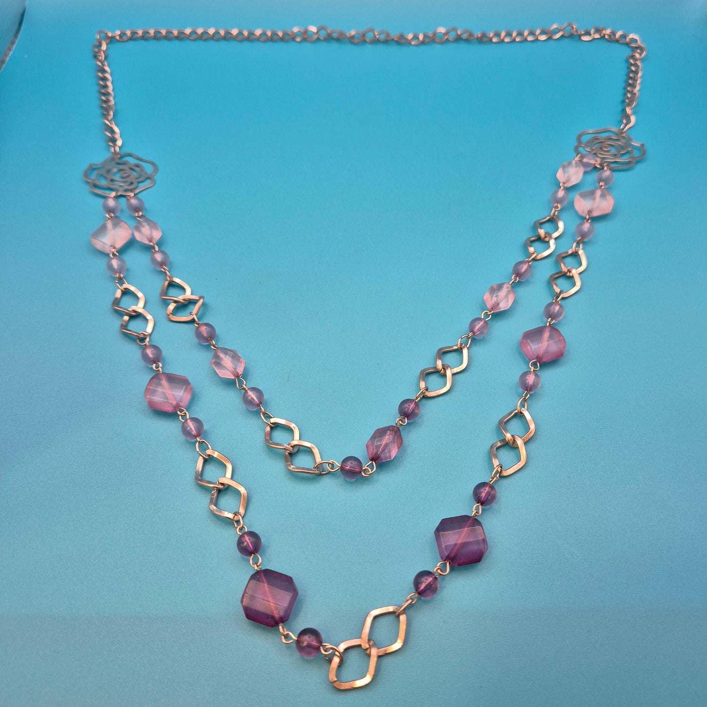 Romantische Vintage-Doppelkette mit Rosen-Applikationen und Violett-Akzenten