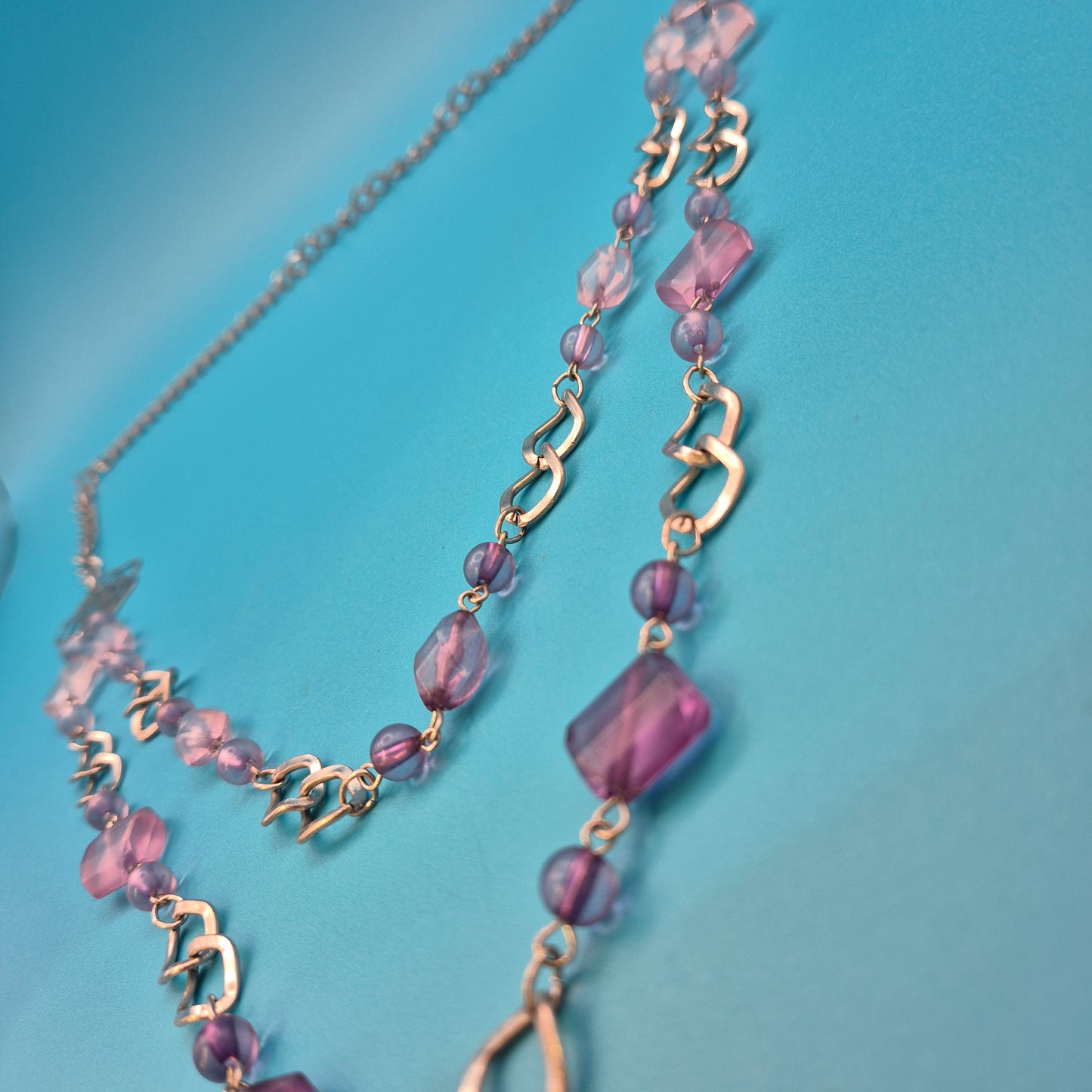 Romantische Vintage-Doppelkette mit Rosen-Applikationen und Violett-Akzenten