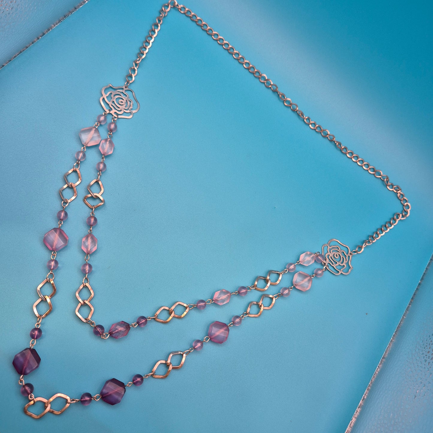Romantische Vintage-Doppelkette mit Rosen-Applikationen und Violett-Akzenten