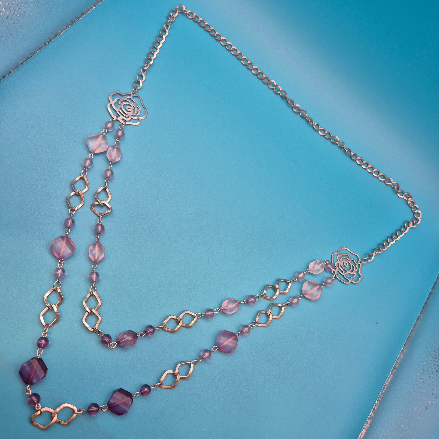 Romantische Vintage-Doppelkette mit Rosen-Applikationen und Violett-Akzenten